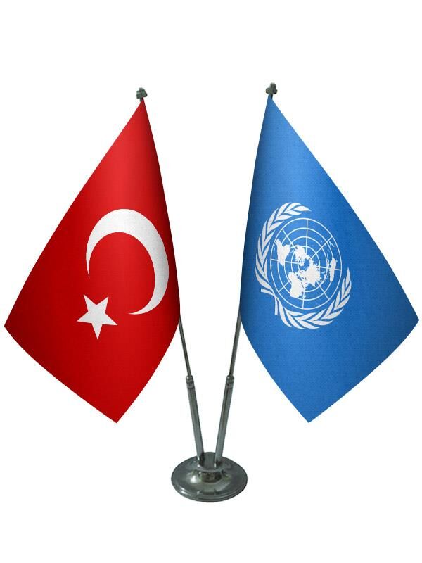 Masa Üstü Birleşmiş Milletler Bayrağı Türk Bayrağı İkili Krom Direk Masa Bayrak Seti