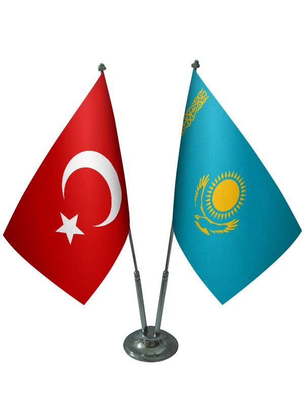 Masa Üstü Kazakistan Bayrağı Türk Bayrağı İkili Krom Direk Masa Bayrak Seti