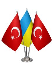Masa Üstü Ukrayna Bayrağı Türk Bayrağı Üçlü Krom Direk Masa Bayrak Seti