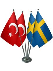 Masa Üstü İsveç Bayrağı Türk Bayrağı Dörtlü Krom Direk Masa Bayrak Seti