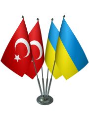 Masa Üstü Ukrayna Bayrağı Türk Bayrağı Dörtlü Krom Direk Masa Bayrak Seti