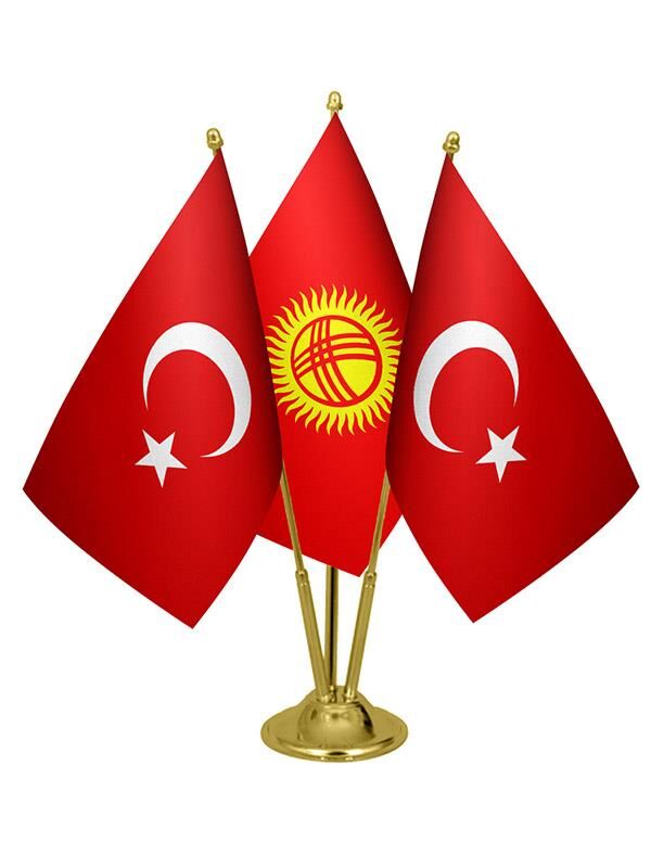 Masa Üstü Kırgızistan Bayrağı Türk Bayrağı Üçlü Pirinç Direk Masa Bayrak Seti