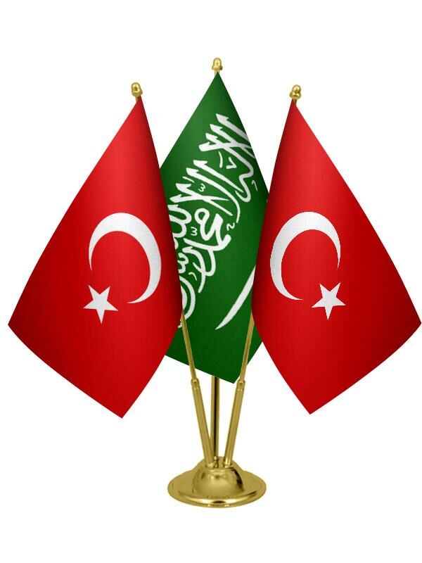 Masa Üstü Suudi Arabistan Bayrağı Türk Bayrağı Üçlü Pirinç Direk Masa Bayrak Seti