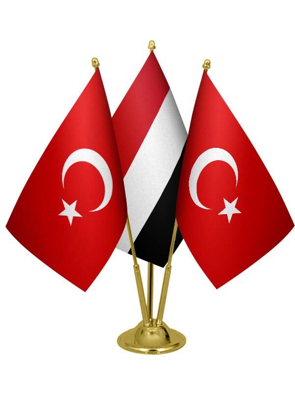 Masa Üstü Yemen Bayrağı Türk Bayrağı Üçlü Pirinç Direk Masa Bayrak Seti