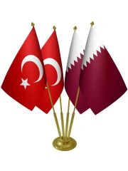 Masa Üstü Katar Bayrağı Türk Bayrağı Dörtlü Pirinç Direk Masa Bayrak Seti