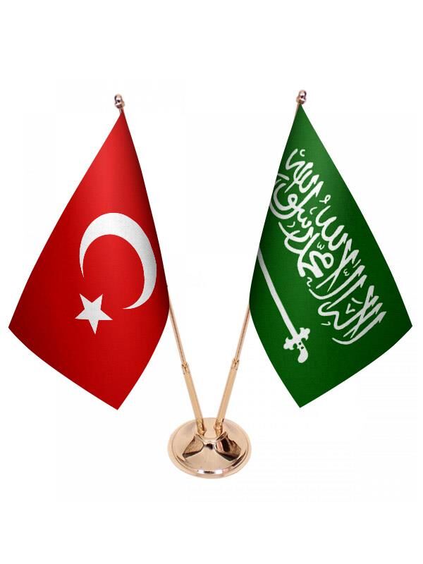 Masa Üstü Suudi Arabistan Bayrağı Türk Bayrağı İkili Pirinç Direk Masa Bayrak Seti