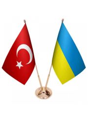 Masa Üstü Ukrayna Bayrağı Türk Bayrağı İkili Pirinç Direk Masa Bayrak Seti